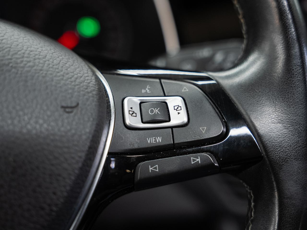 2019 Volkswagen Jetta R-LINE | Sunroof | Leather | BSM | CarPlay