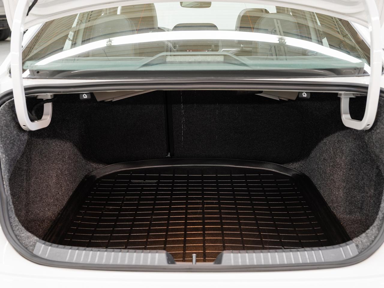 2019 Volkswagen Jetta R-LINE | Sunroof | Leather | BSM | CarPlay