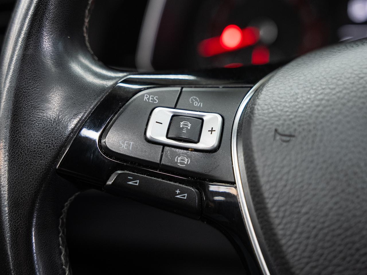 2019 Volkswagen Jetta R-LINE | Sunroof | Leather | BSM | CarPlay