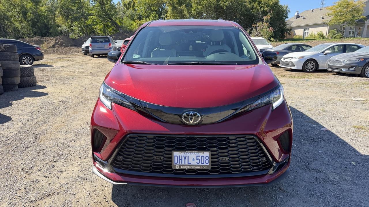 2026 Toyota Sienna Hybrid XSE Photo5