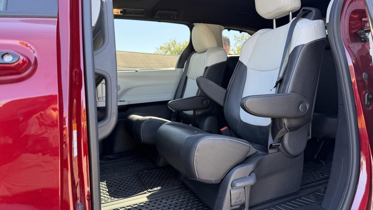 2026 Toyota Sienna Hybrid XSE Photo