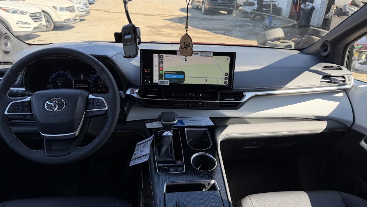 2026 Toyota Sienna Hybrid XSE Photo