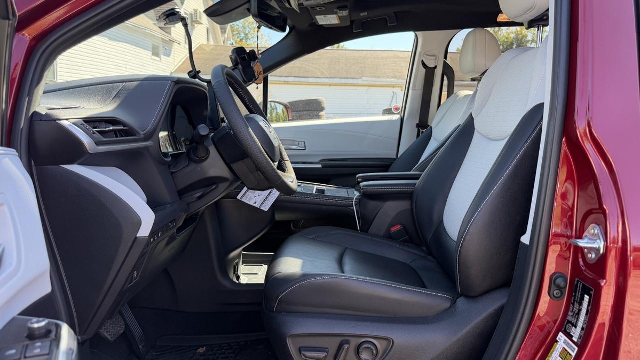 2026 Toyota Sienna Hybrid XSE Photo
