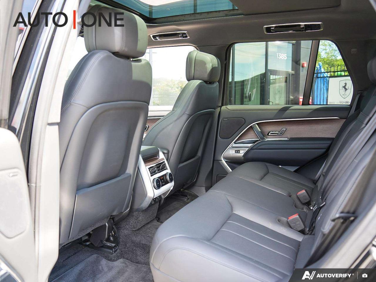 2023 Land Rover Range Rover P530   SE   4.4L Photo