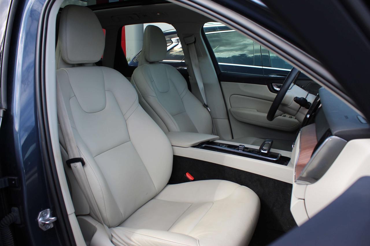 2022 Volvo XC60 T8 eAWD PHEV Inscription Expression Extended Range Photo