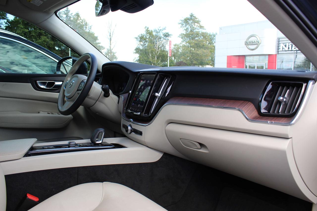 2022 Volvo XC60 T8 eAWD PHEV Inscription Expression Extended Range Photo