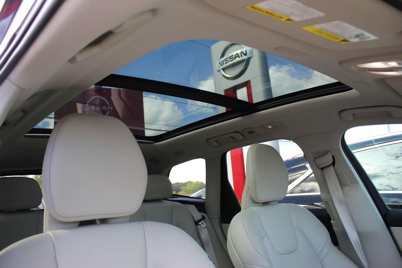 2022 Volvo XC60 T8 eAWD PHEV Inscription Expression Extended Range Photo