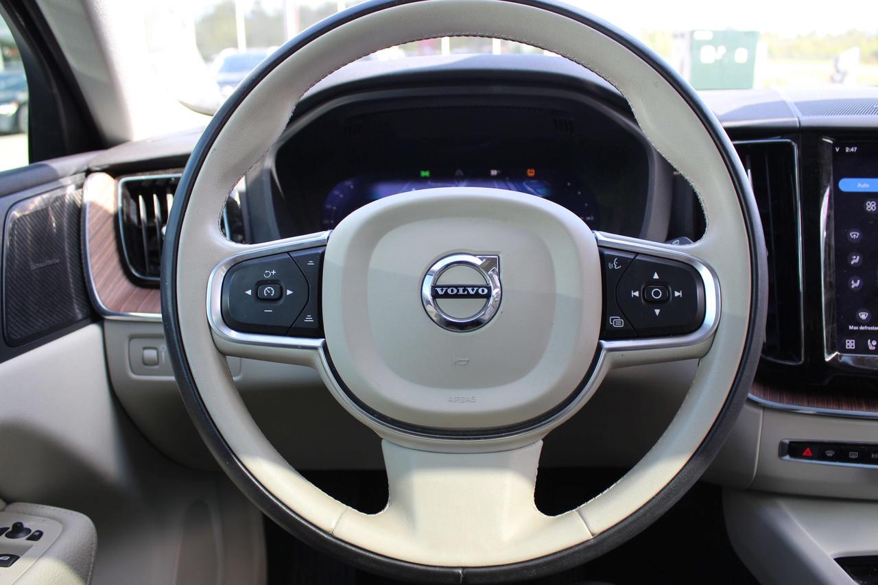 2022 Volvo XC60 T8 eAWD PHEV Inscription Expression Extended Range Photo