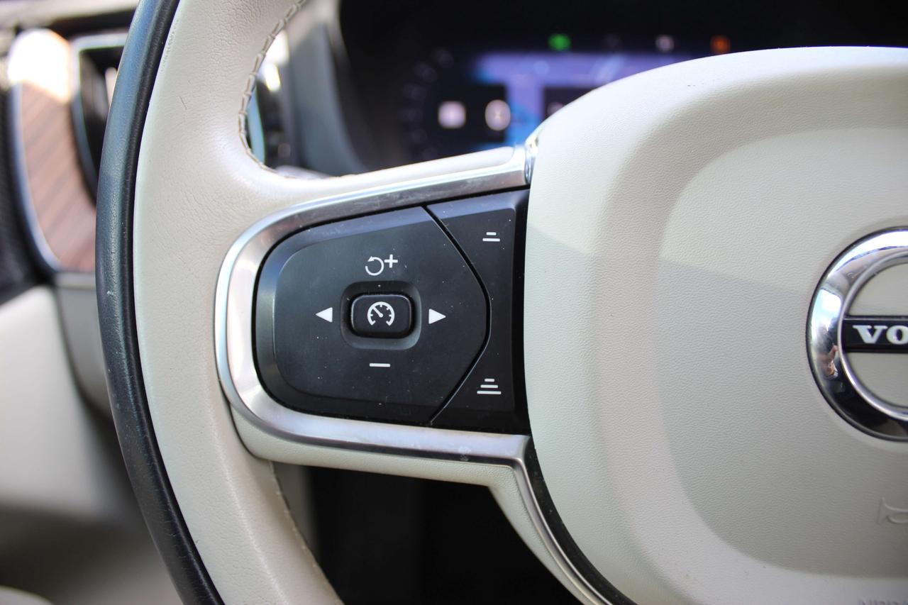 2022 Volvo XC60 T8 eAWD PHEV Inscription Expression Extended Range Photo