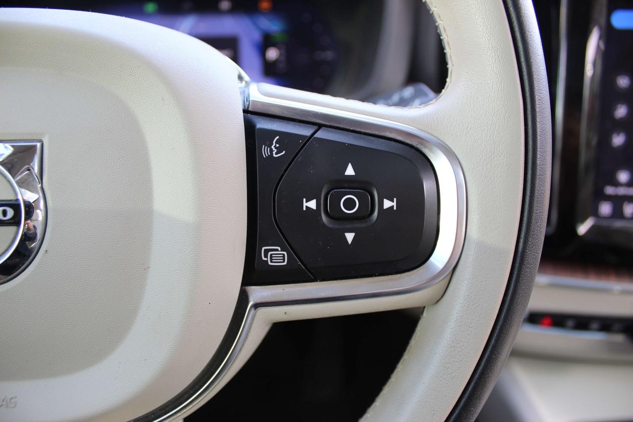 2022 Volvo XC60 T8 eAWD PHEV Inscription Expression Extended Range Photo