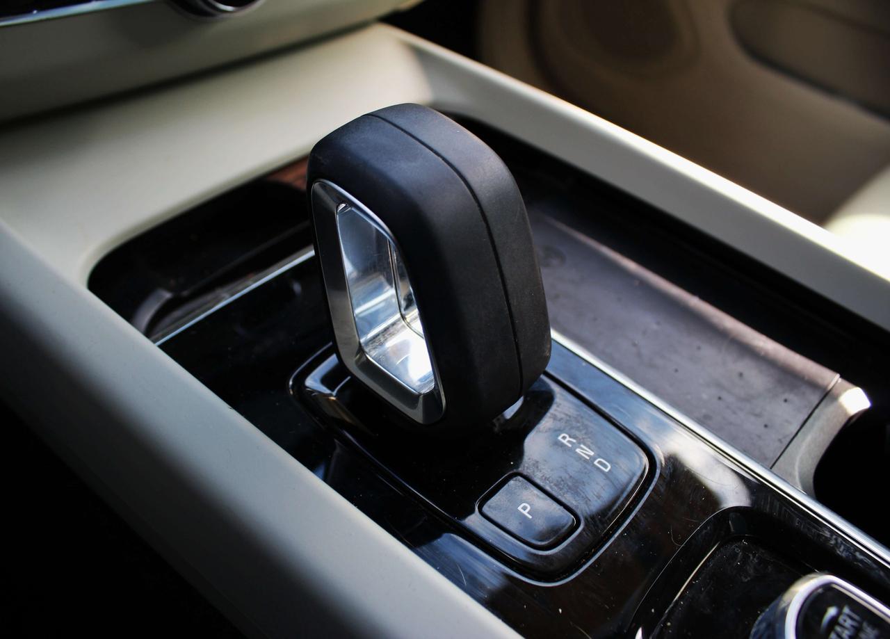 2022 Volvo XC60 T8 eAWD PHEV Inscription Expression Extended Range Photo