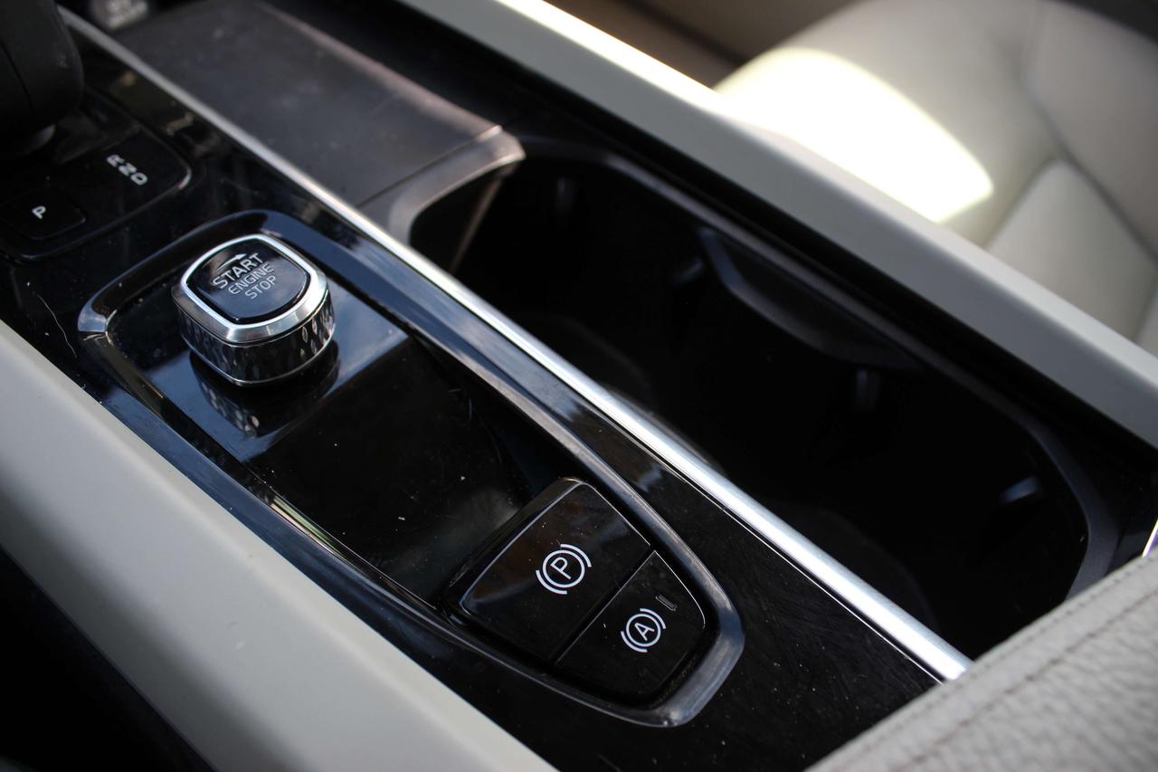 2022 Volvo XC60 T8 eAWD PHEV Inscription Expression Extended Range Photo