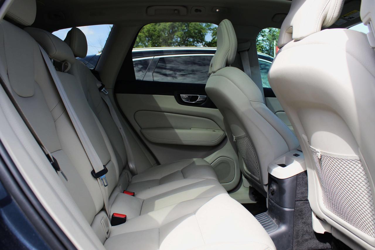2022 Volvo XC60 T8 eAWD PHEV Inscription Expression Extended Range Photo