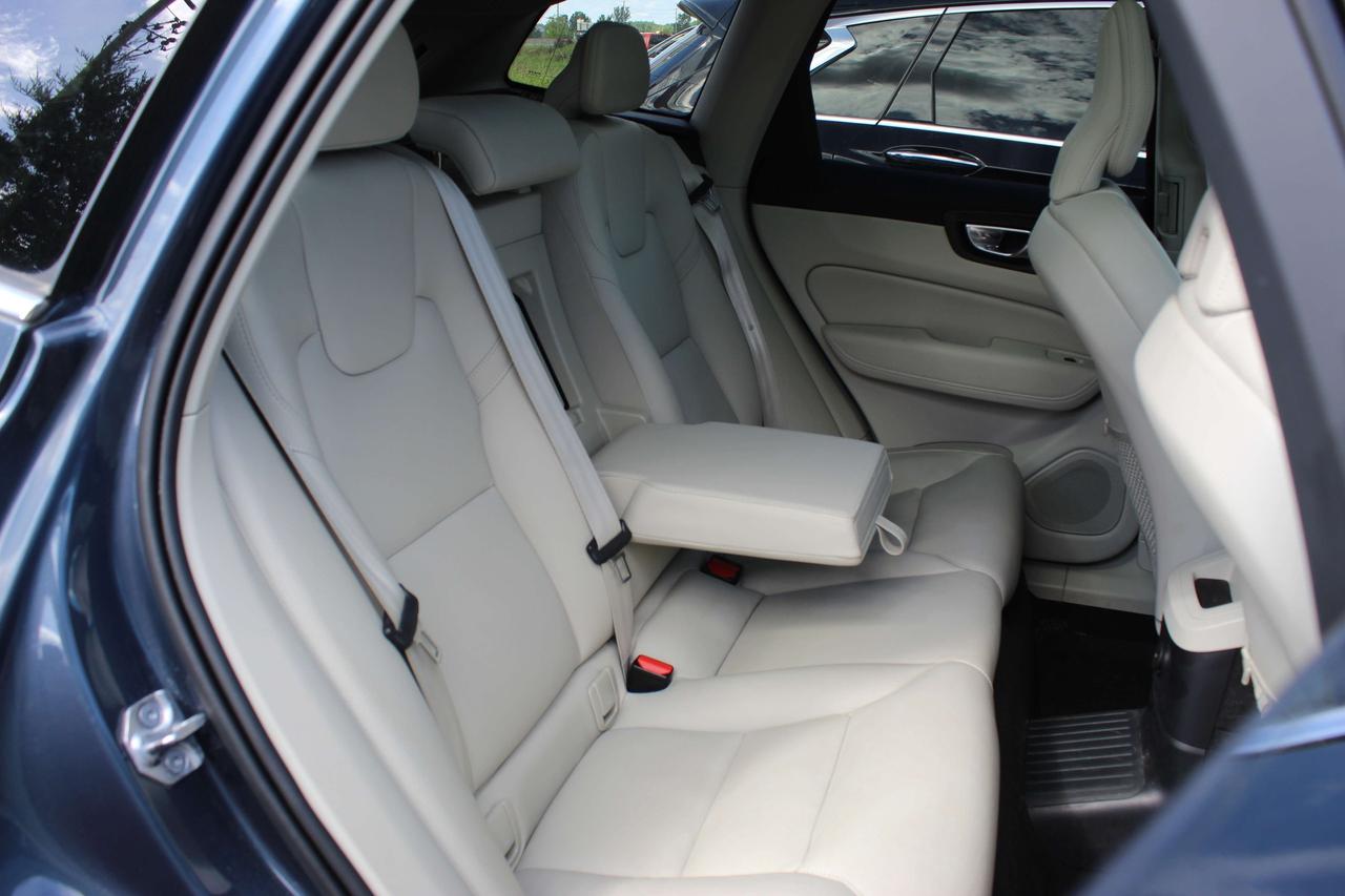 2022 Volvo XC60 T8 eAWD PHEV Inscription Expression Extended Range Photo