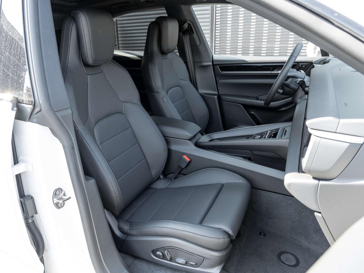 2024 Porsche Macan Electric 4   2YR Porsche Ext. Warranty Included. Photo