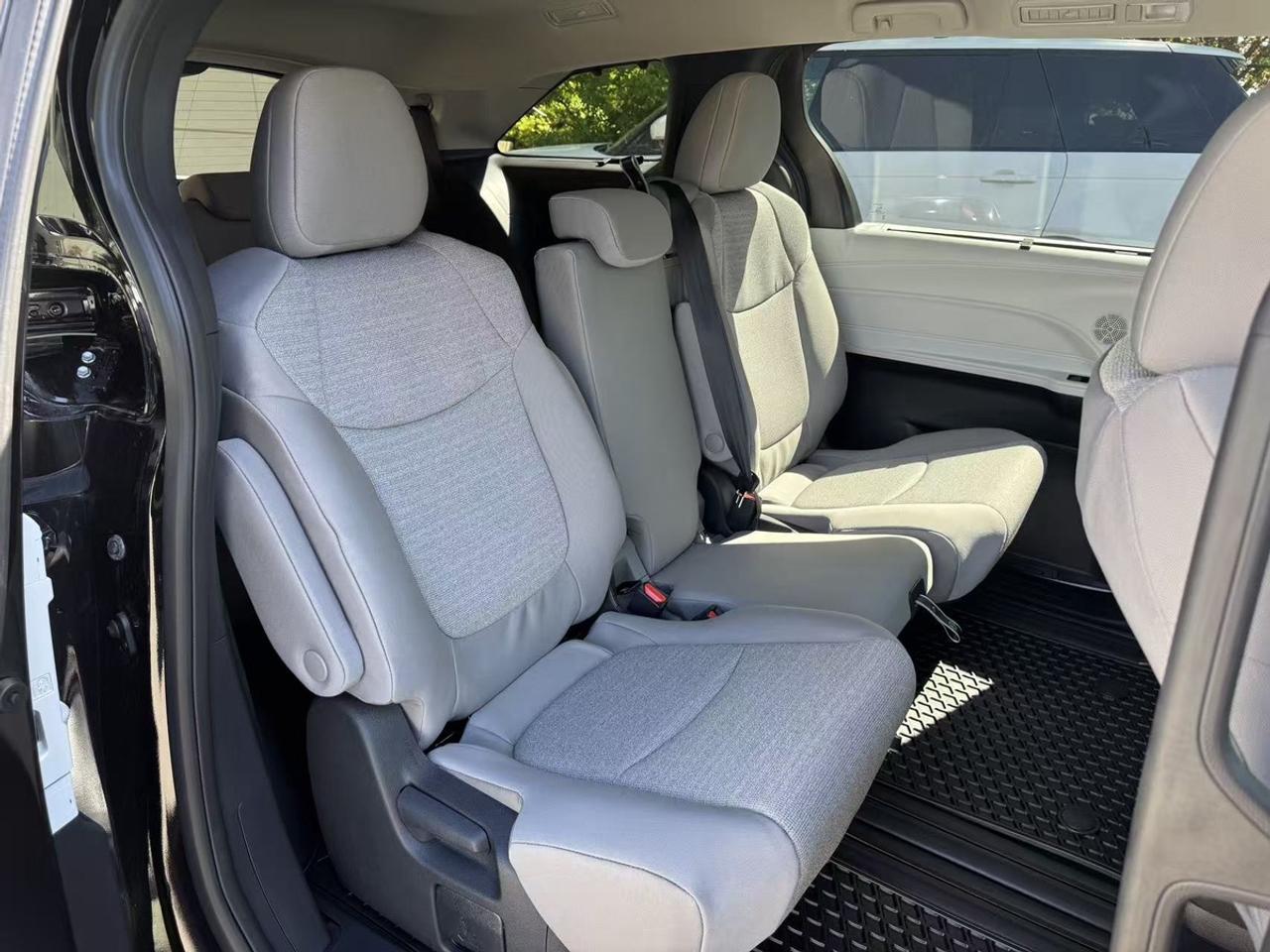 2026 Toyota Sienna LE Hybrid AWD Photo