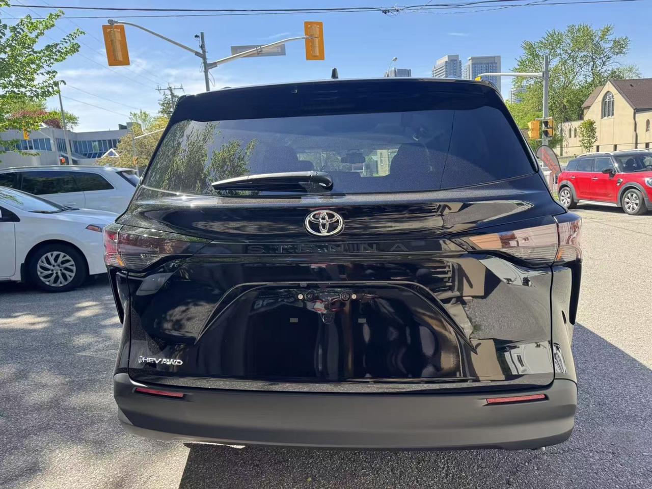 2026 Toyota Sienna LE Hybrid AWD Photo