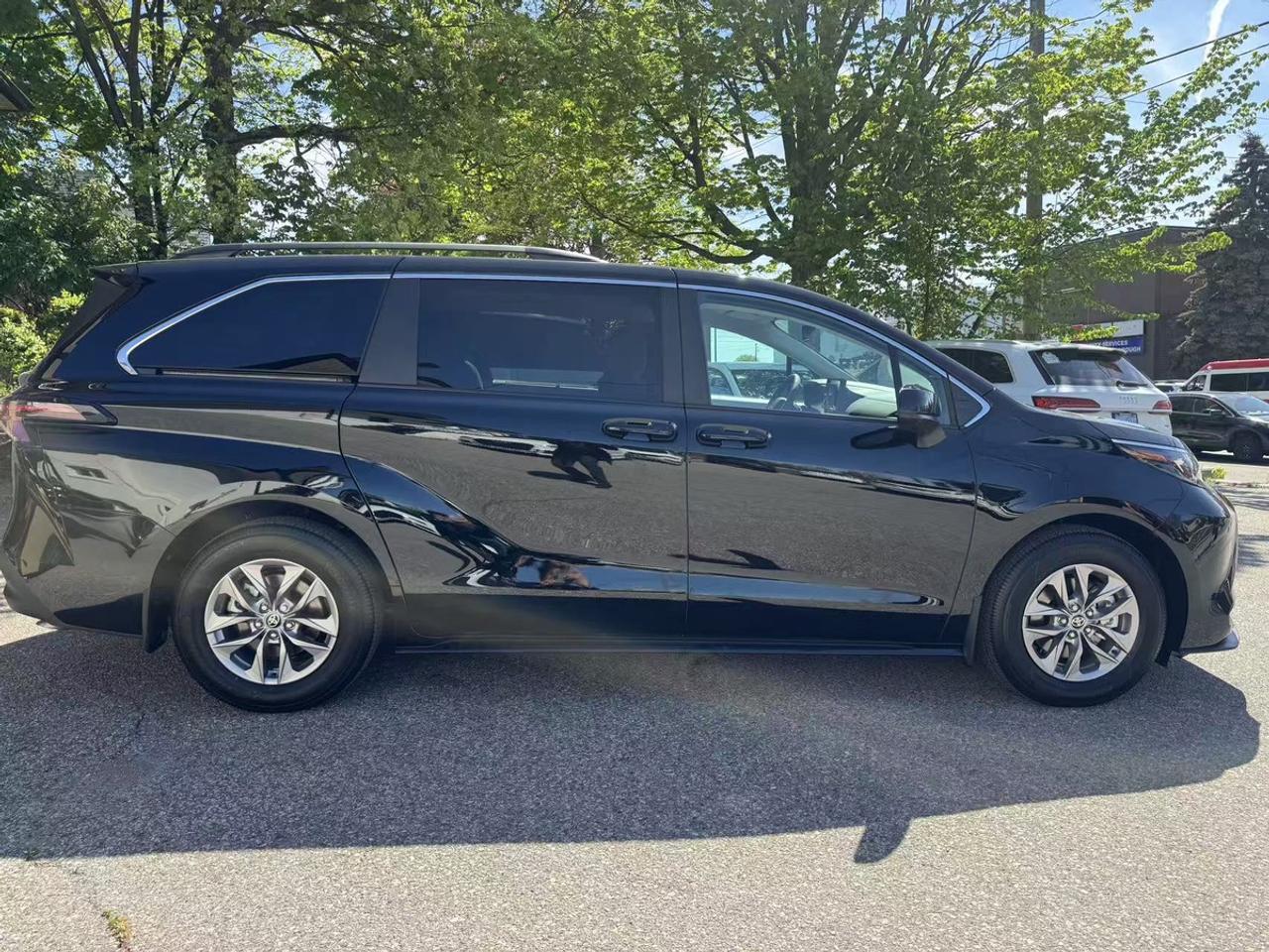 2026 Toyota Sienna LE Hybrid AWD Photo