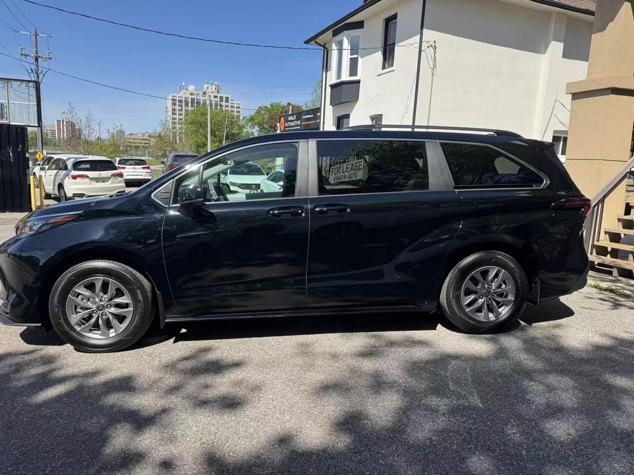 2026 Toyota Sienna LE Hybrid AWD Photo5