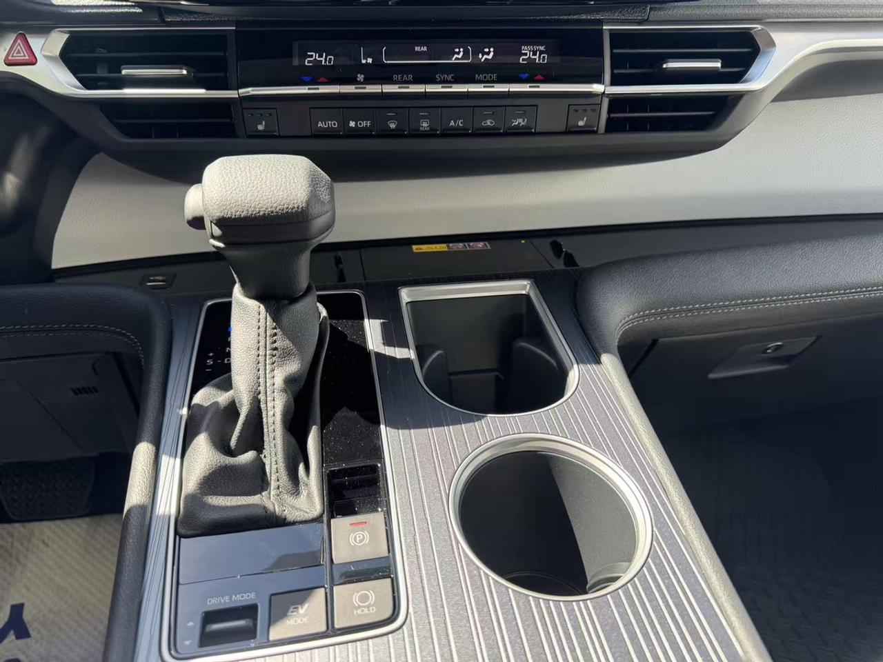 2026 Toyota Sienna LE Hybrid AWD Photo