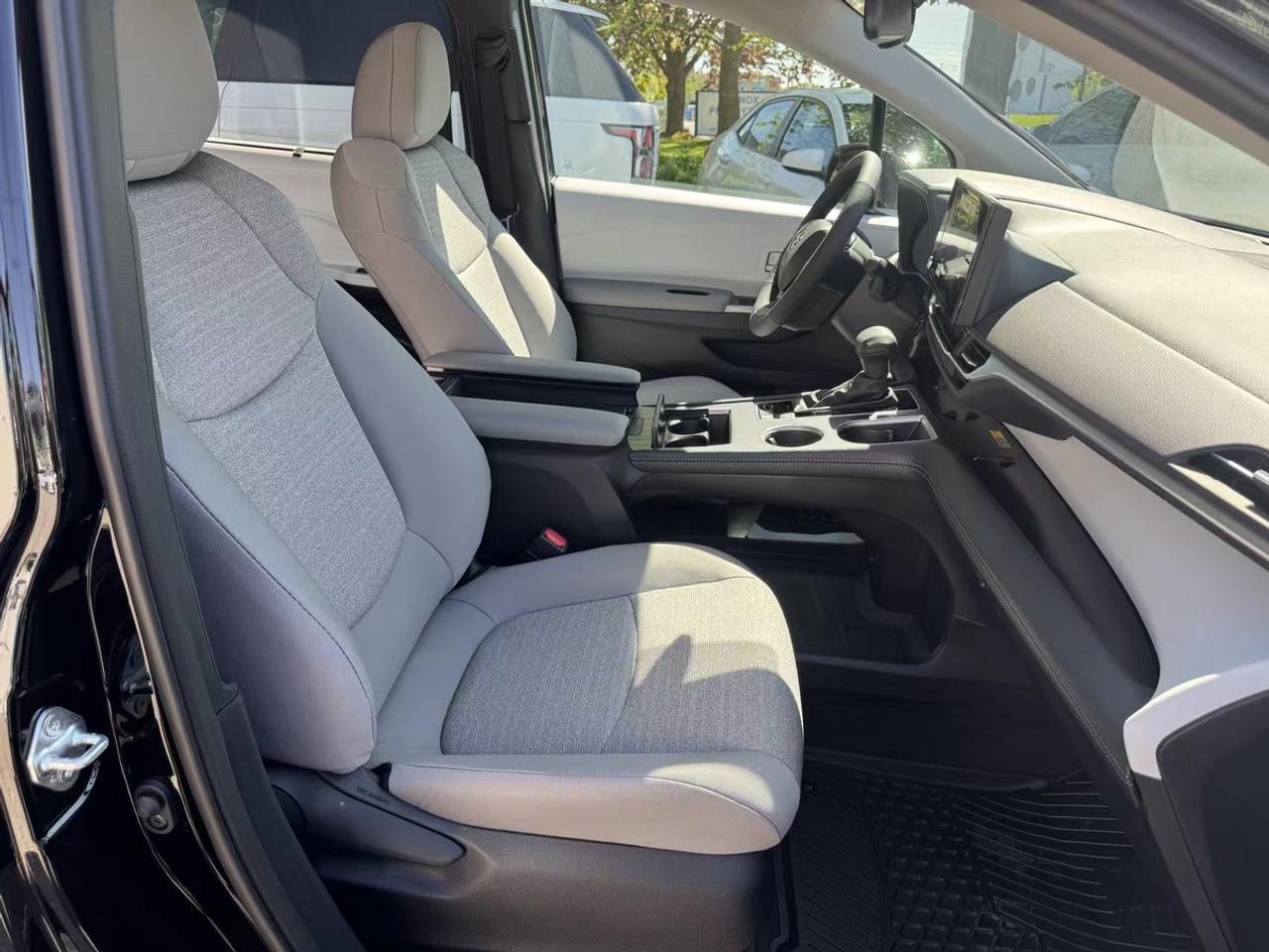 2026 Toyota Sienna LE Hybrid AWD Photo