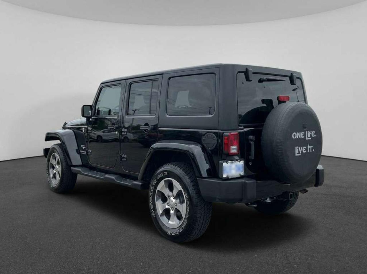 2018 Jeep Wrangler Unlimited Sahara 4dr SUV 4WD (3.6L 6cyl 6M) Photo3
