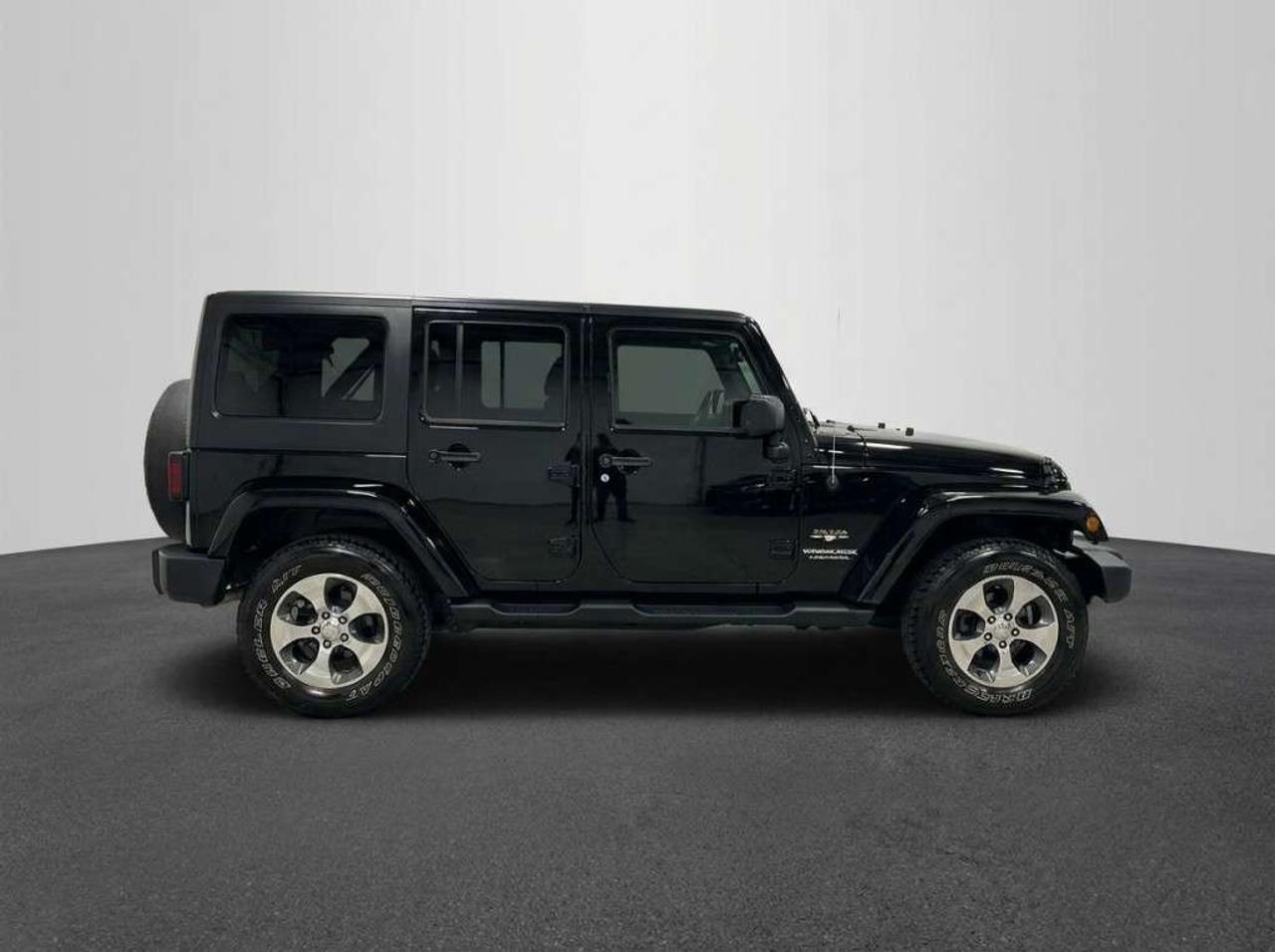 2018 Jeep Wrangler Unlimited Sahara 4dr SUV 4WD (3.6L 6cyl 6M) Photo4