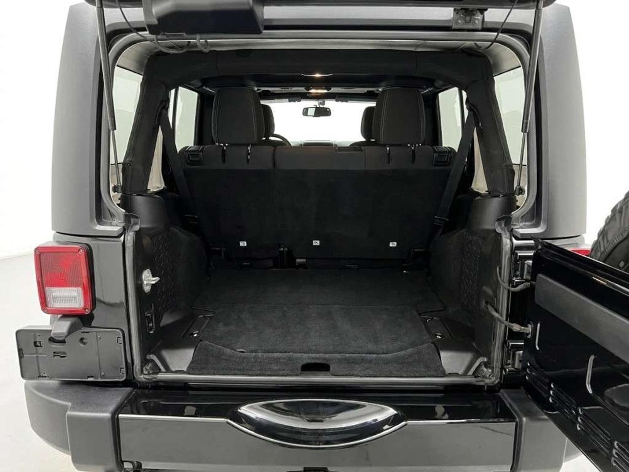 2018 Jeep Wrangler Unlimited Sahara 4dr SUV 4WD (3.6L 6cyl 6M) Photo