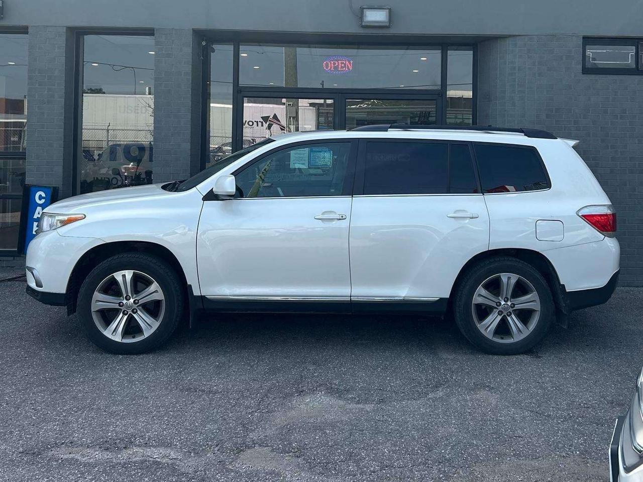 2013 Toyota Highlander LEATHER   SUNROOF   AWD   7 PASSANGER Photo2