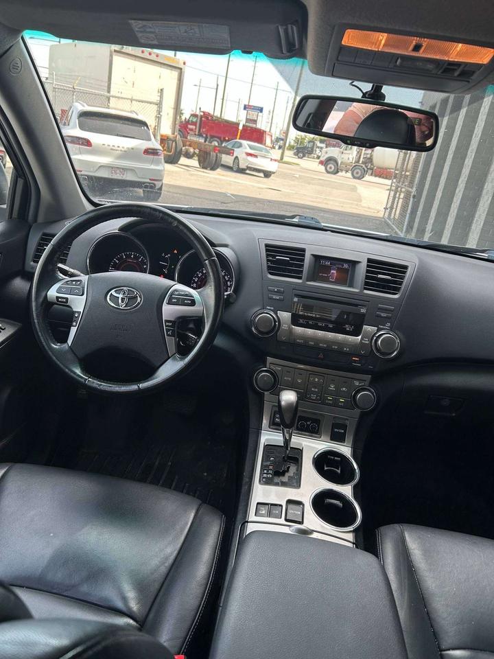 2013 Toyota Highlander LEATHER   SUNROOF   AWD   7 PASSANGER Photo