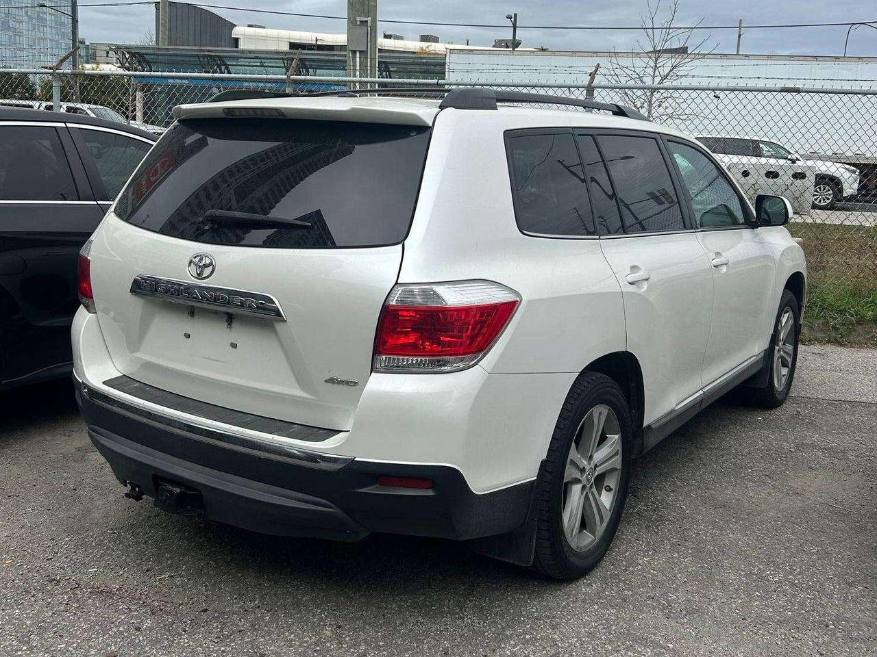 2013 Toyota Highlander LEATHER   SUNROOF   AWD   7 PASSANGER Photo
