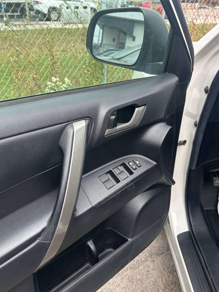 2013 Toyota Highlander LEATHER   SUNROOF   AWD   7 PASSANGER Photo