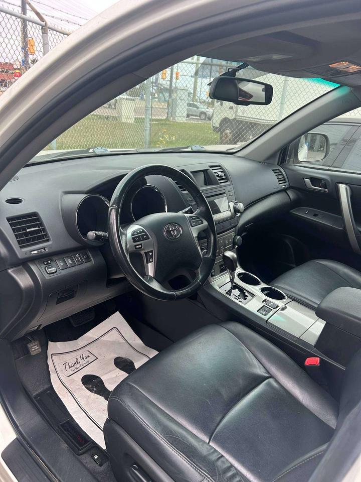 2013 Toyota Highlander LEATHER   SUNROOF   AWD   7 PASSANGER Photo