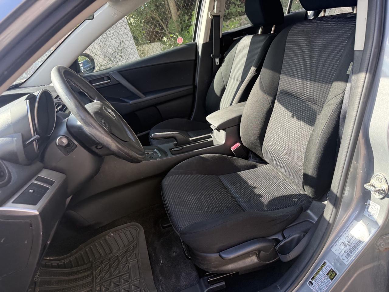 2013 Mazda MAZDA3 I Sport Photo