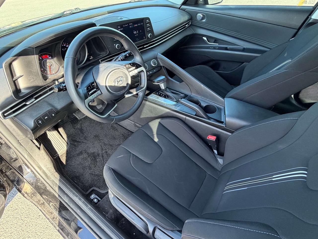 2022 Hyundai Elantra Preferred Photo
