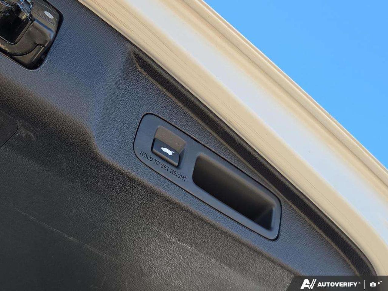 2022 Honda CR-V Touring   SUNROOF   LEATHER   NO CLAIMS Photo