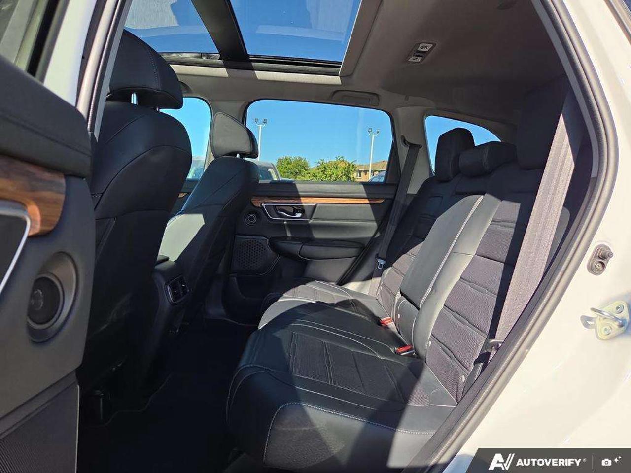 2022 Honda CR-V Touring   SUNROOF   LEATHER   NO CLAIMS Photo