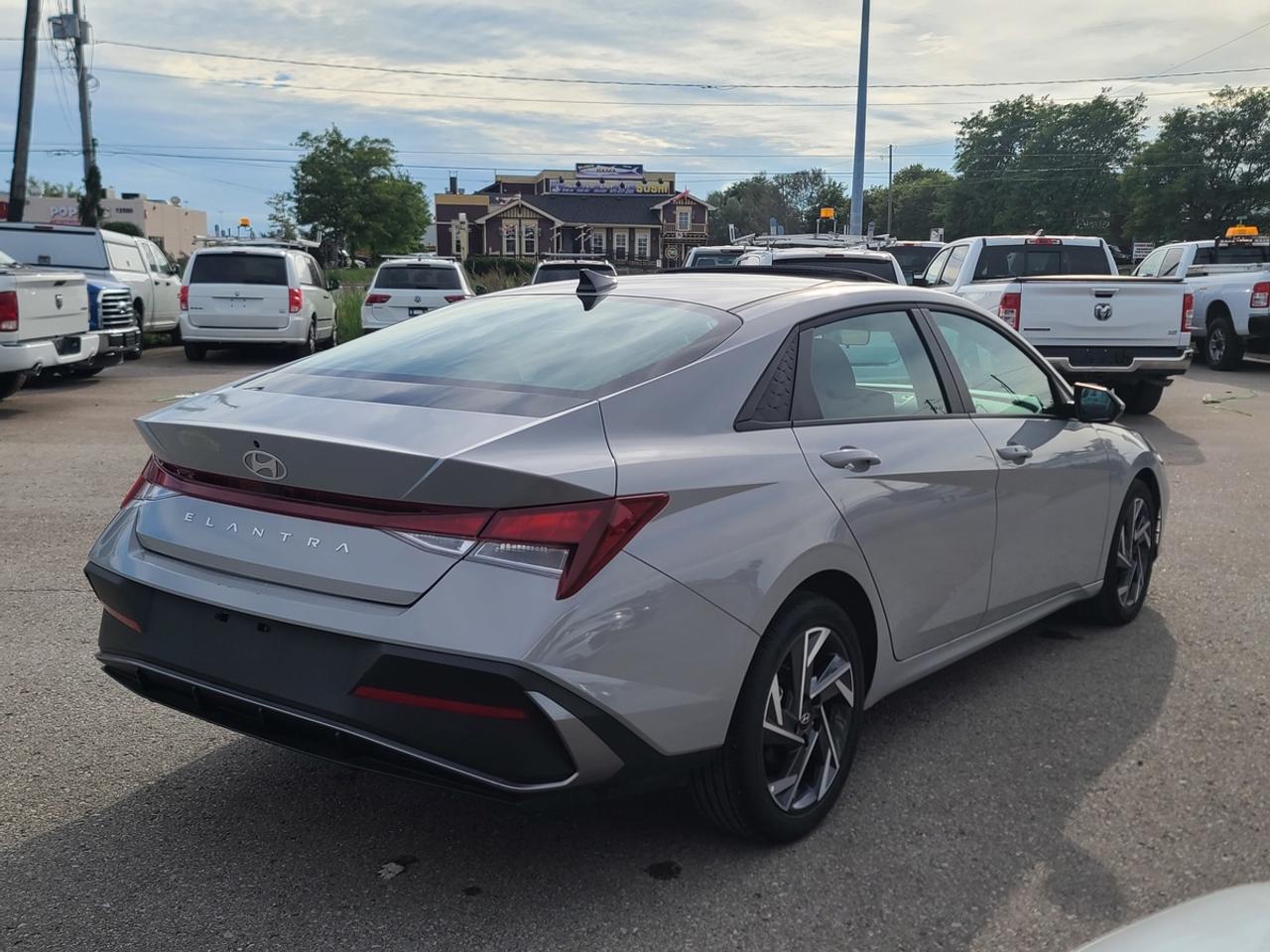 2025 Hyundai Elantra SEL Sport Photo