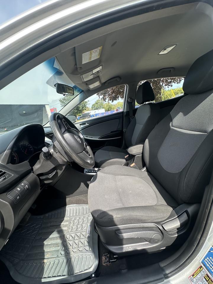 2014 Hyundai Accent GL Photo