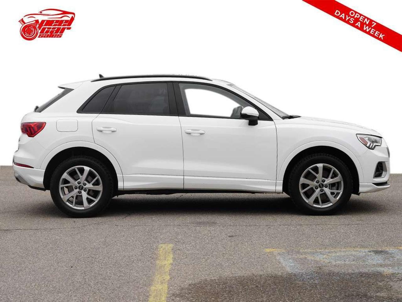 2021 Audi Q3 40 Komfort Panoramic roof Leather seats Cruise Control. Photo
