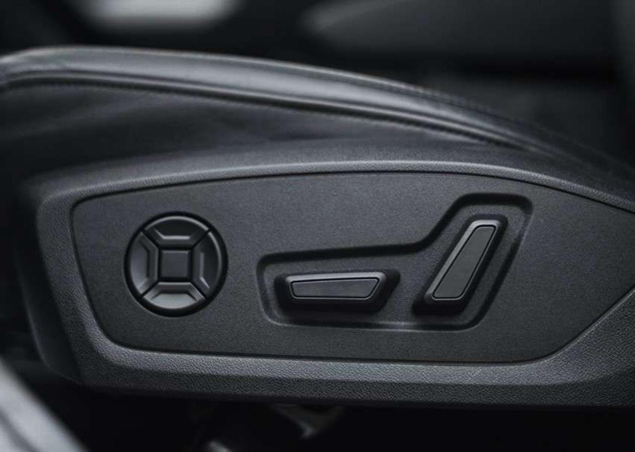 2021 Audi Q3 40 Komfort Panoramic roof Leather seats Cruise Control. Photo