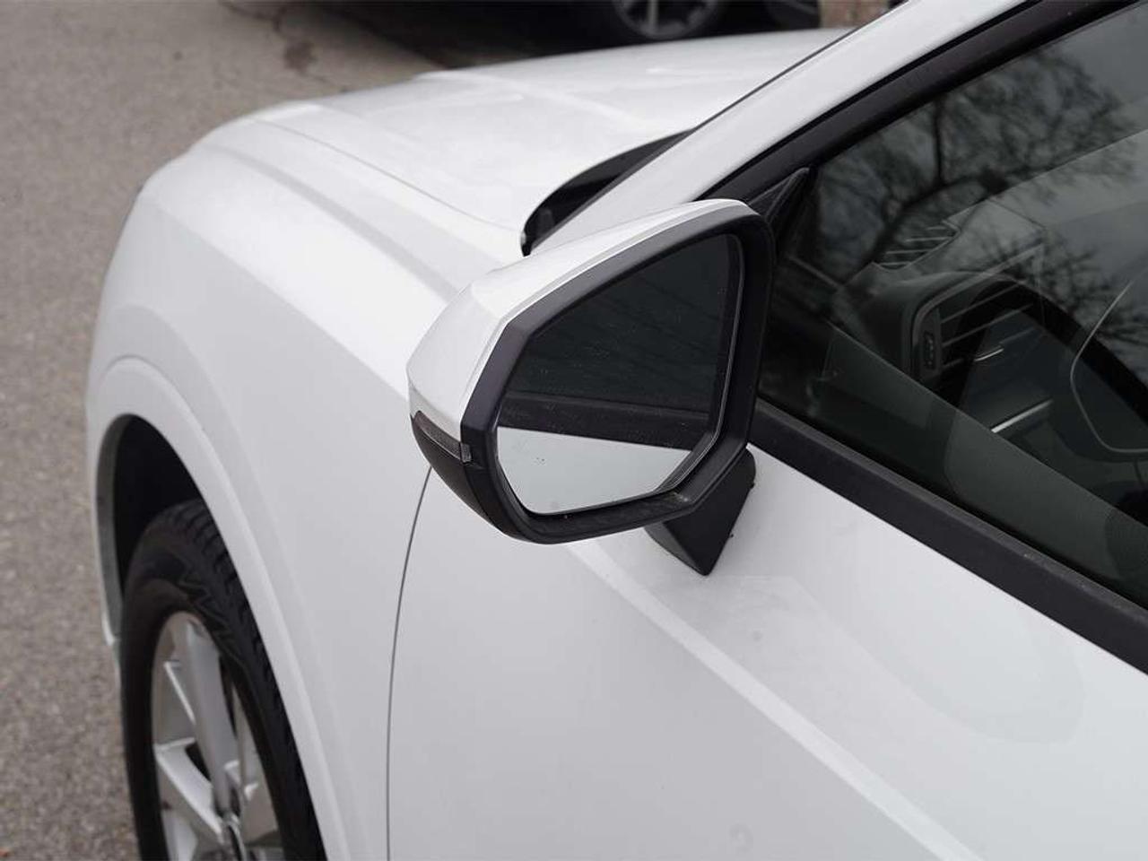 2021 Audi Q3 40 Komfort Panoramic roof Leather seats Cruise Control. Photo