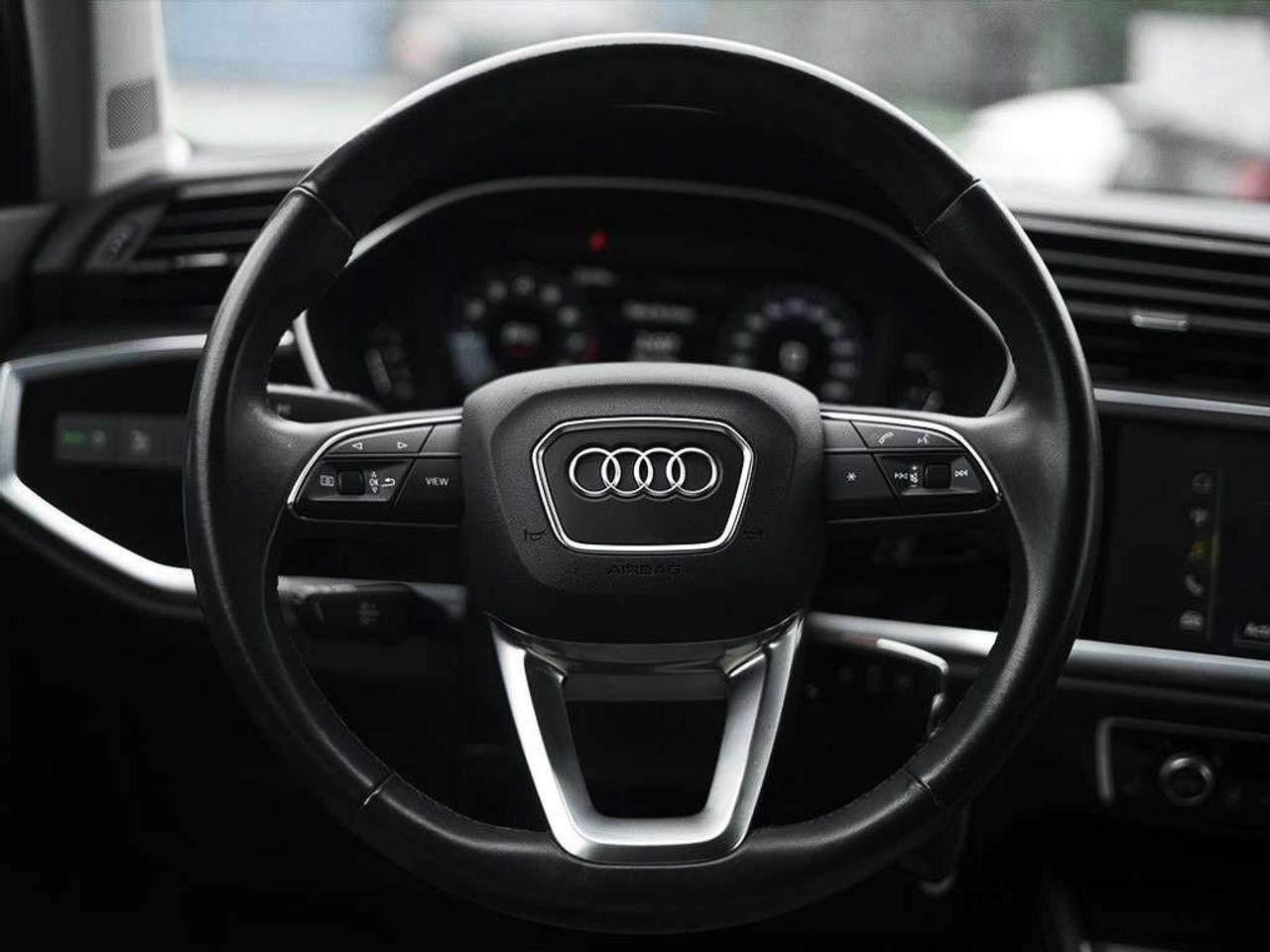 2021 Audi Q3 40 Komfort Panoramic roof Leather seats Cruise Control. Photo