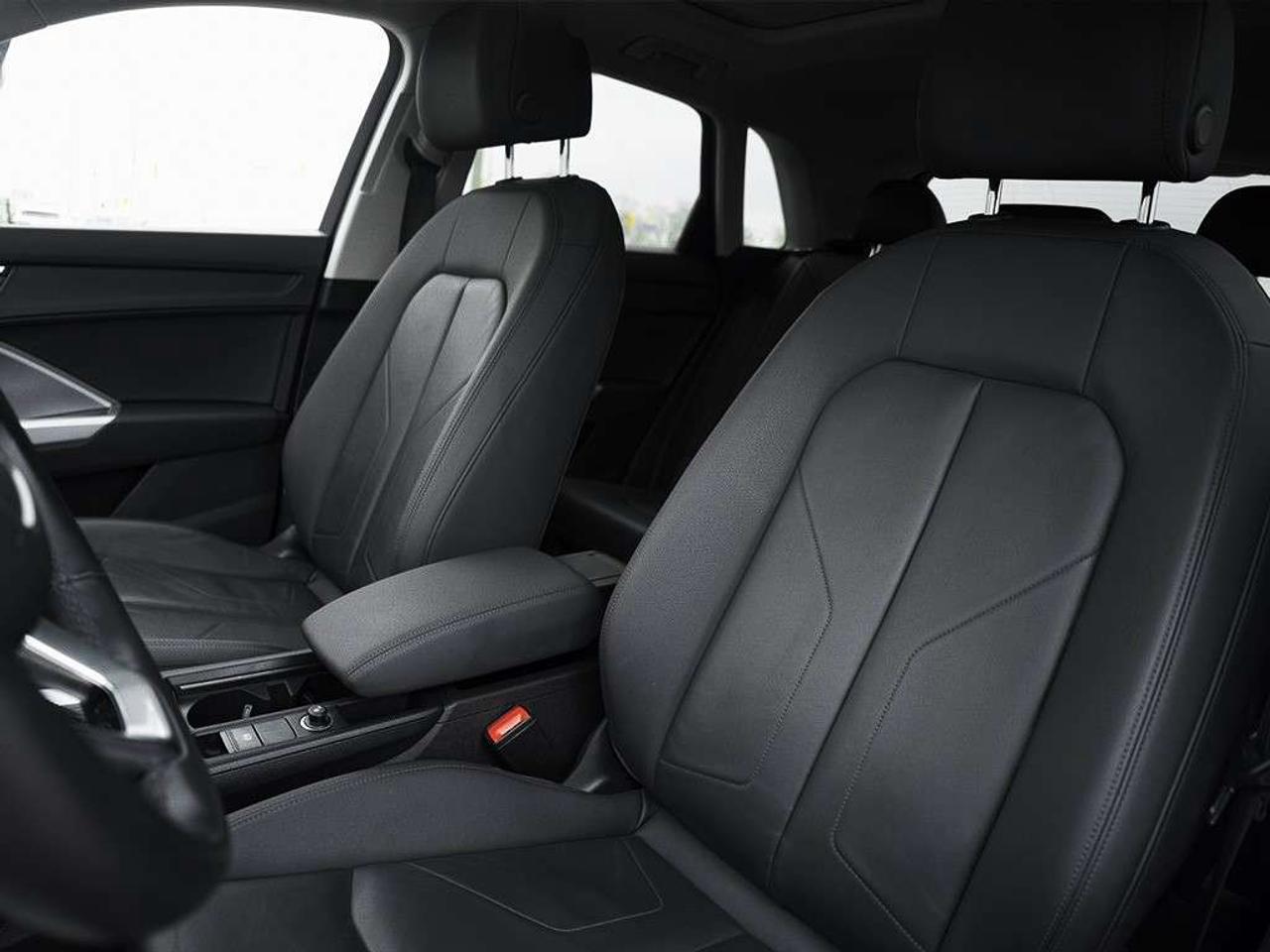 2021 Audi Q3 40 Komfort Panoramic roof Leather seats Cruise Control. Photo