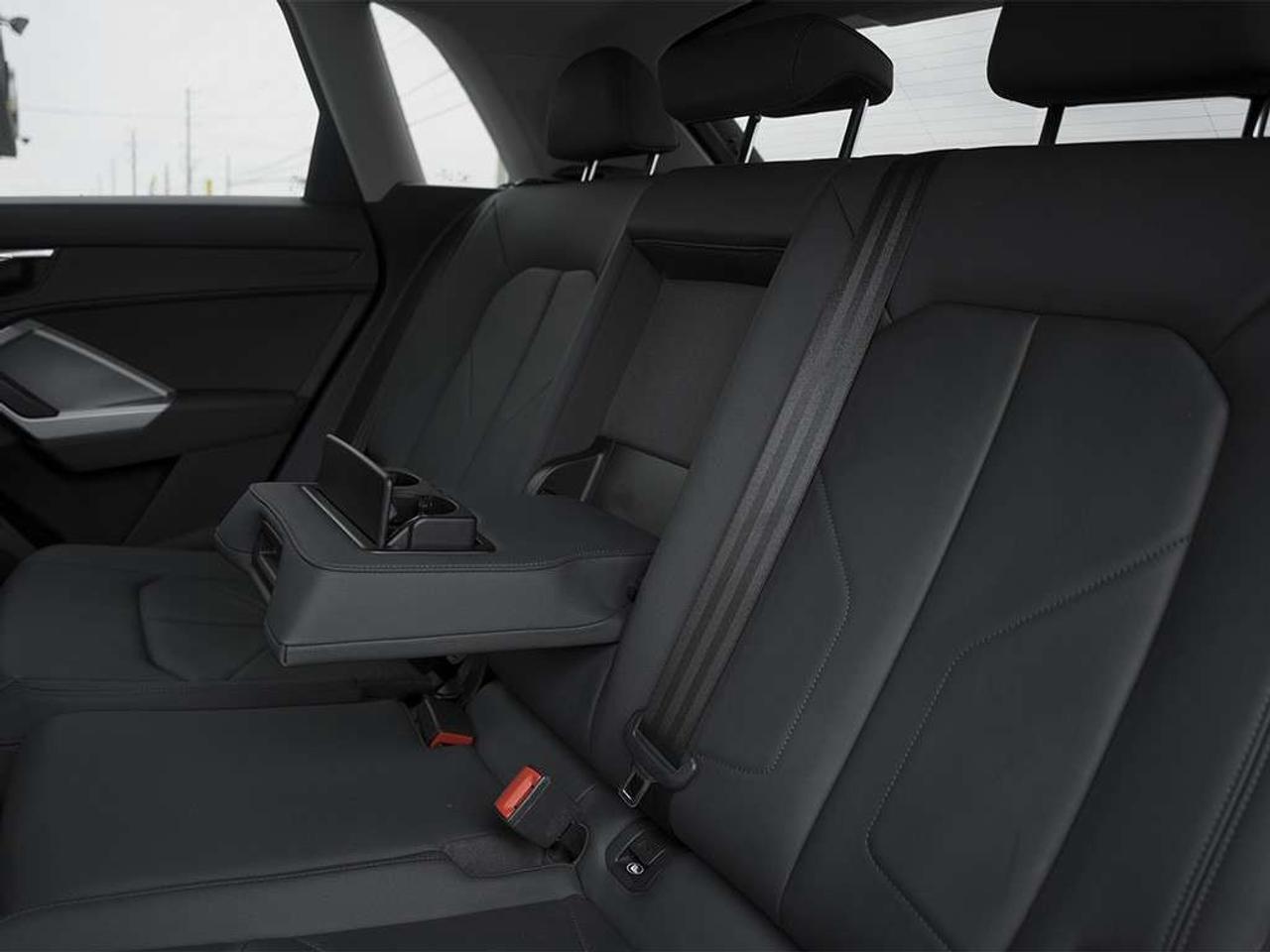 2021 Audi Q3 40 Komfort Panoramic roof Leather seats Cruise Control. Photo
