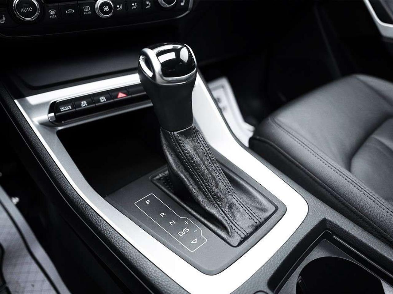 2021 Audi Q3 40 Komfort Panoramic roof Leather seats Cruise Control. Photo