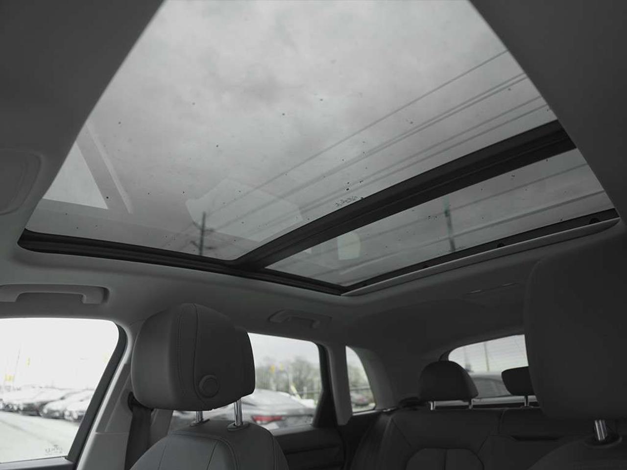 2021 Audi Q3 40 Komfort Panoramic roof Leather seats Cruise Control. Photo