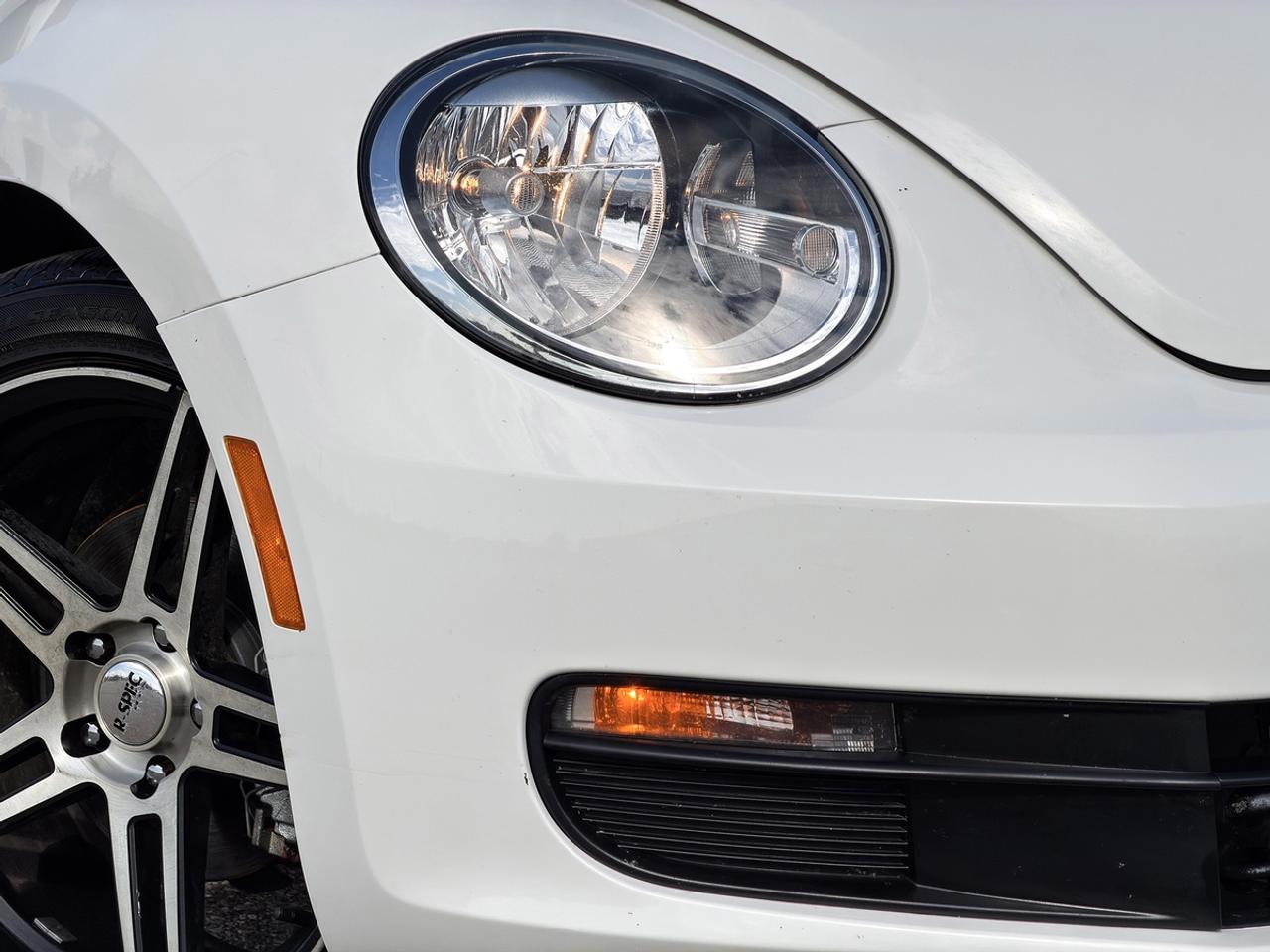 2013 Volkswagen Beetle 2.5L COUPE w/SUNROOF Photo
