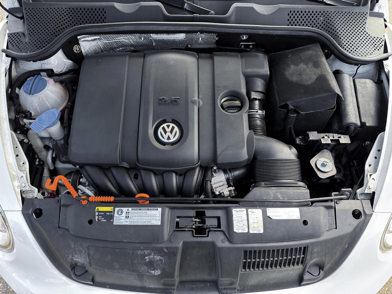 2013 Volkswagen Beetle 2.5L COUPE w/SUNROOF Photo