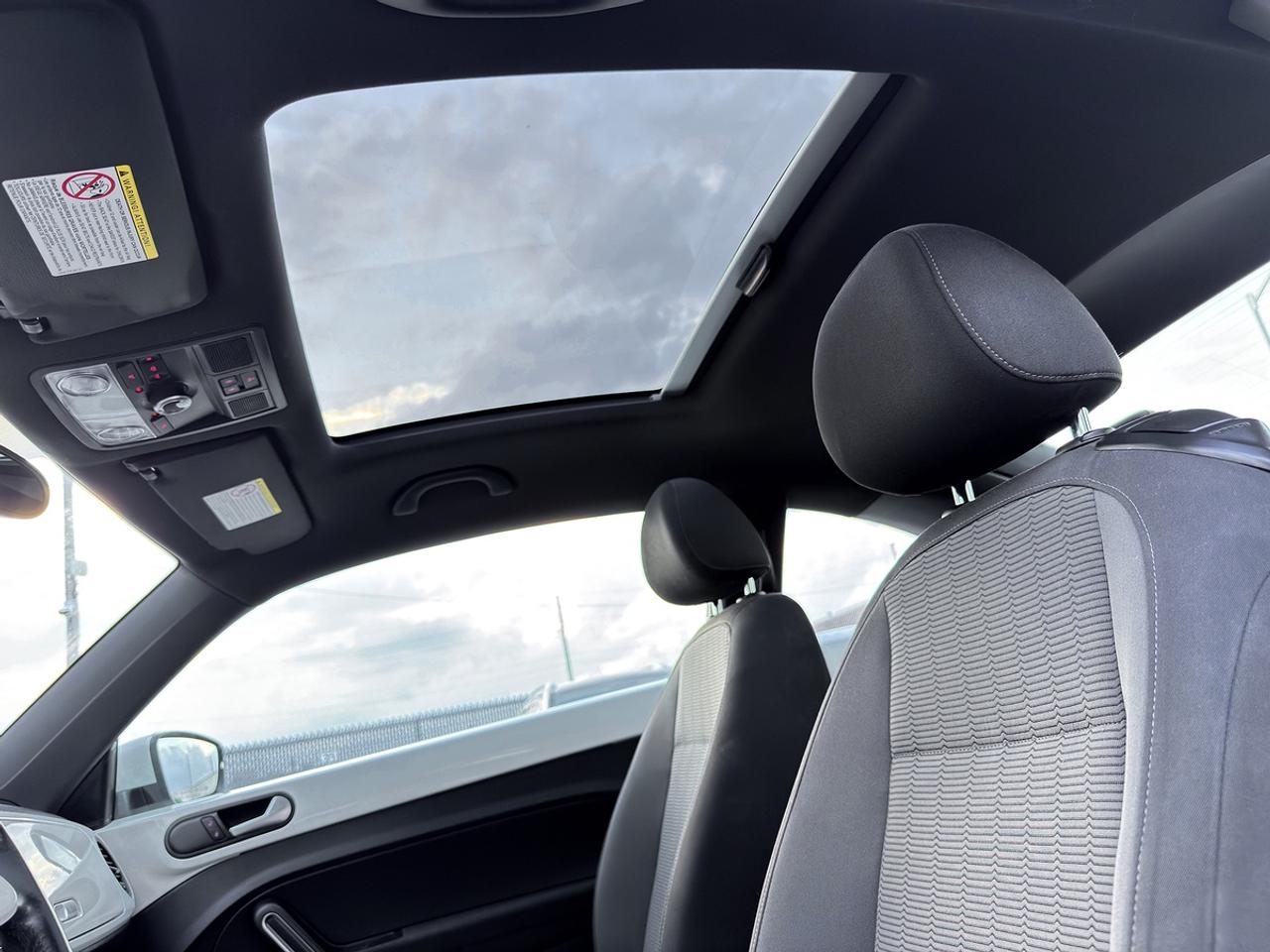 2013 Volkswagen Beetle 2.5L COUPE w/SUNROOF Photo